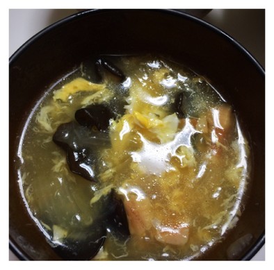 キクラゲと玉葱とベーコンの卵スープの写真