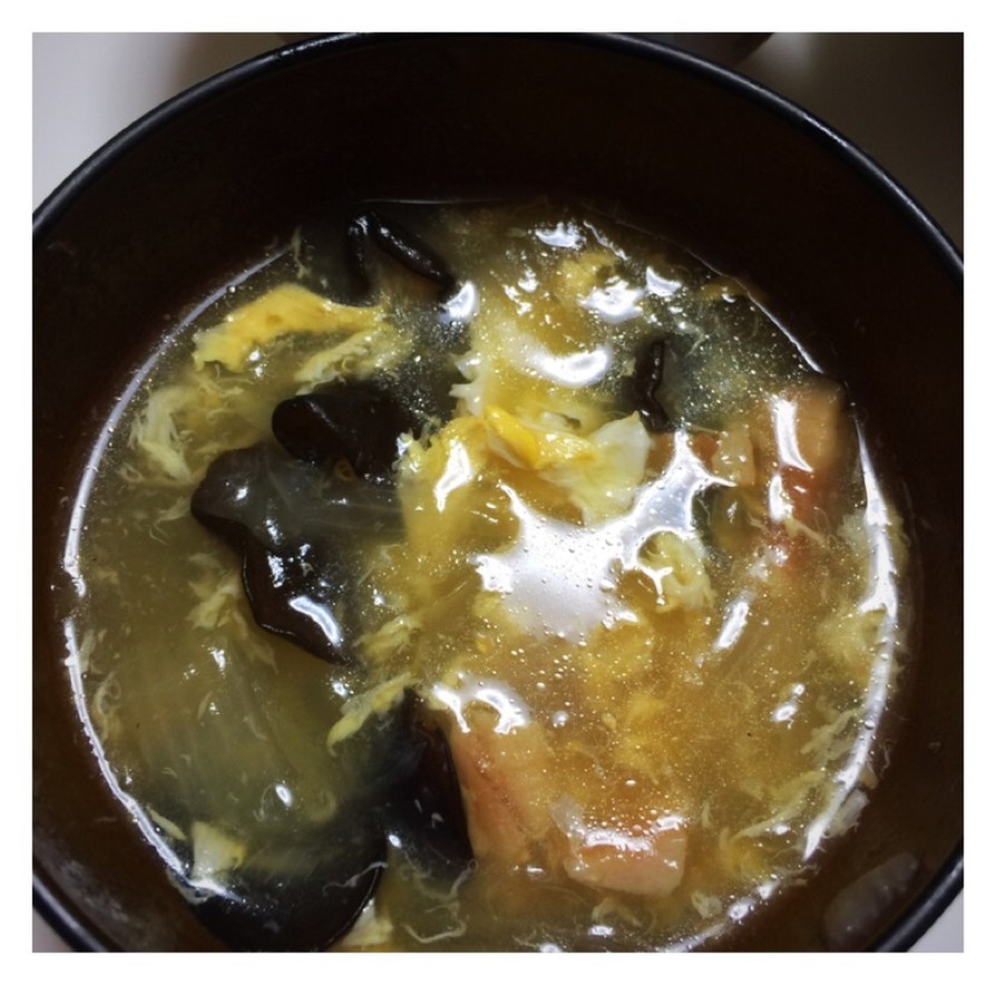 キクラゲと玉葱とベーコンの卵スープの画像
