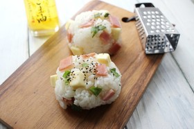 金ごまオイルベーコンチーズおにぎり①