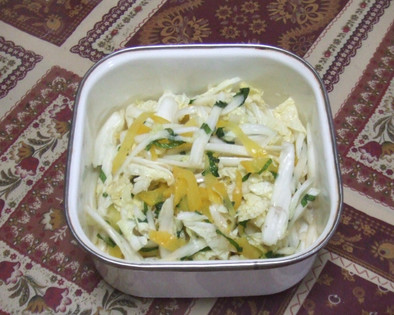 白菜とたくあんの和風サラダの写真