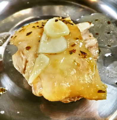 アウトドア飯　鶏モモハーブ塩のホイル焼きの写真