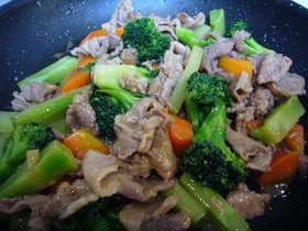 彩りも美しい♪豚肉とブロッコリーの炒め物