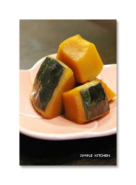 丁寧に作るかぼちゃの煮物♪