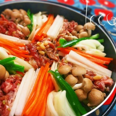 野菜たっぷり！簡単♪韓国風のすき焼き風鍋の写真