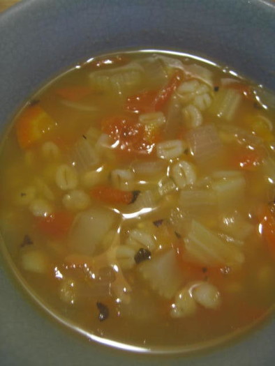 押し麦と野菜のスープの写真