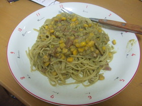ベーコンとコーンのアボカドパスタ