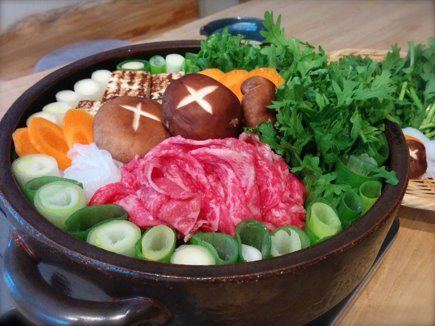 土鍋で作るシンプルな関東風すき焼きの画像
