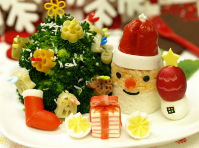 クリスマスツリーサラダとサンタおにぎりの写真