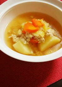 寒い日に！白菜とじゃが芋の挽き肉スープ。