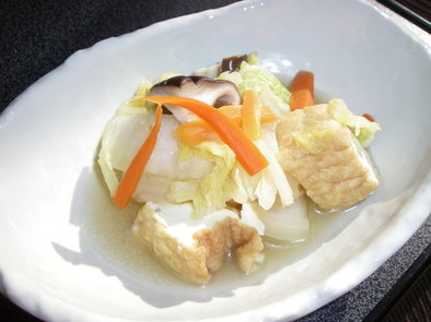 箸休めに。優しい味の白菜と厚揚げの煮物の写真