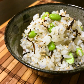 簡単!しらすと梅と枝豆と塩昆布の混ぜご飯