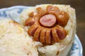 お花のウインナーおにぎり
