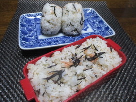おひとりさまの鮭フレークとひじきおにぎり