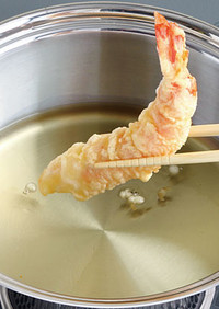 少ない油で天ぷらを揚げる