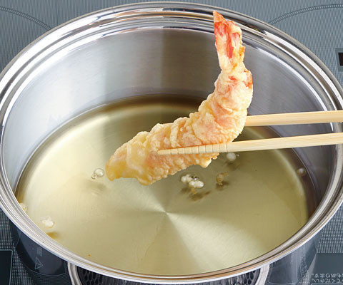 少ない油で天ぷらを揚げるの画像