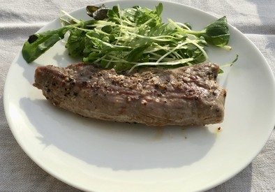 鹿ロース肉のステーキの写真