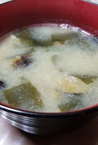 シモコシとワカメ、打ち豆の味噌汁