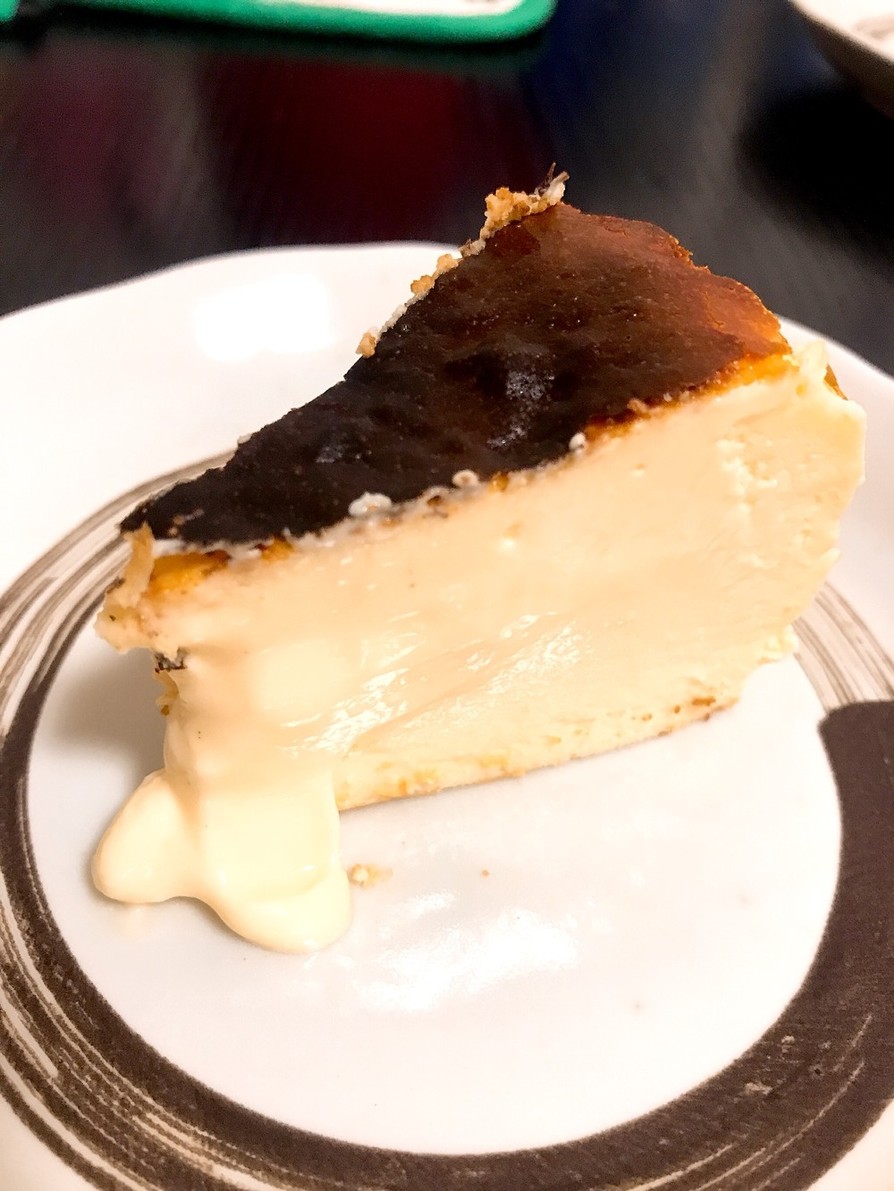 スペインバルのバスク風チーズケーキの画像