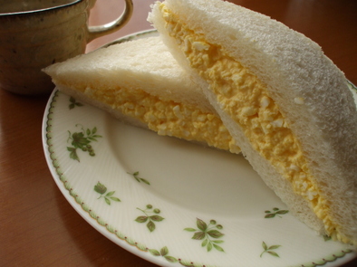 パン屋さんの贅沢卵サンドの写真