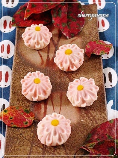 手作り和菓子★練り切りで１６弁の菊の写真