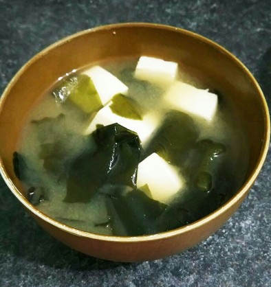 豆腐と生わかめのお味噌汁(ふVer.も)の写真