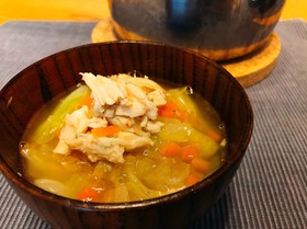 サラダチキンで作るたっぷり野菜スープ