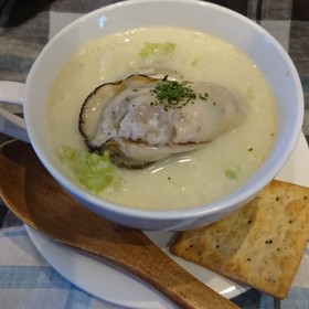 牡蠣とすりおろしかぶの豆乳スープ