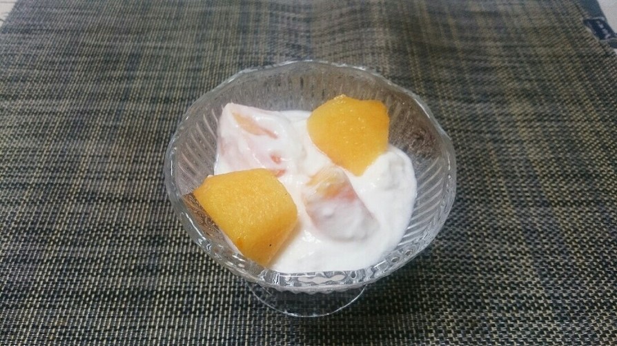 ヨーグルトに柿とクリームチーズ☆デザートの画像