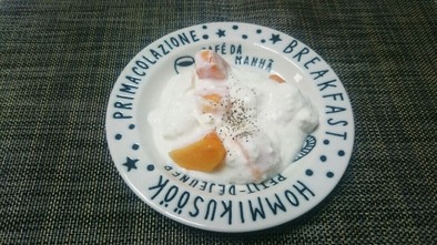 ヨーグルトに柿とクリームチーズ☆サラダの写真