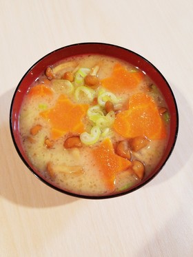 なめこと残り野菜のお味噌汁♪