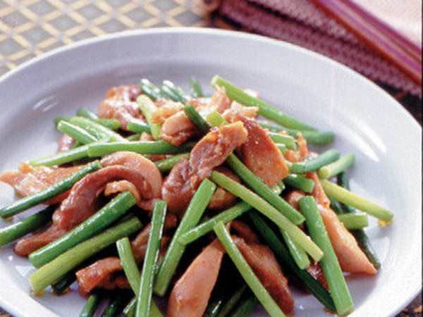 鶏もも肉とにんにくの茎の炒めもの