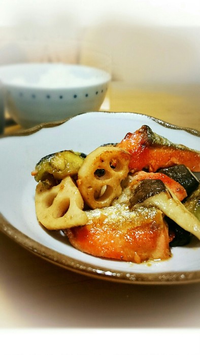 秋鮭と茄子れんこんの味噌バター醤油炒めの写真