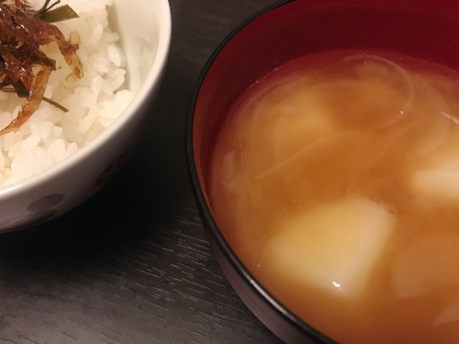 リードで楽ちん♩玉ねぎとジャガ芋の味噌汁の画像