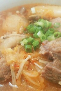 牛スジ肉と野菜たっぷりのキムチ鍋