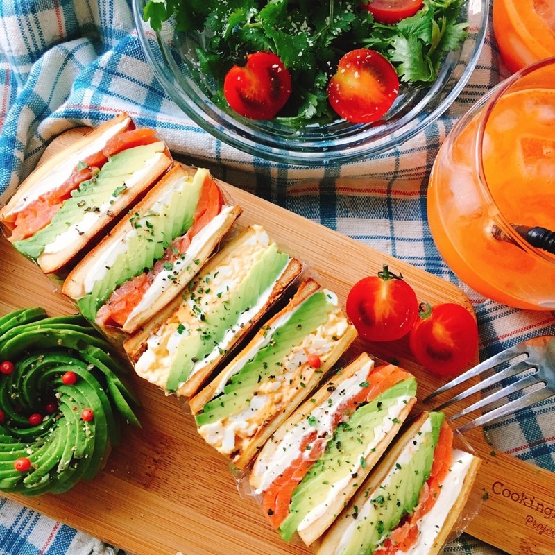 スモークサーモンとハーブ入りヤギチーズとトーストのレシピ