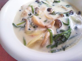 簡単!鶏肉ときのこと野菜の豆乳スープ