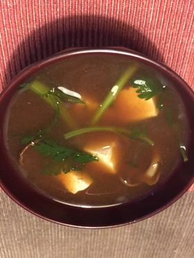 簡単✧揚げ物のお供に!なめこの赤だし!!