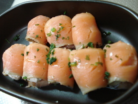 爽やか前菜スモークサーモンのチーズロール
