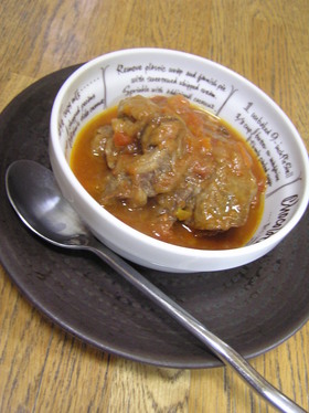 牛赤身すじ肉の赤ワイントマト煮込み