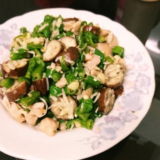 緑唐辛子ナスとえのき鶏肉を炒め レシピ 作り方 By ユンウェイ クックパッド