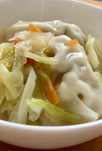 冷凍餃子と野菜のスープ