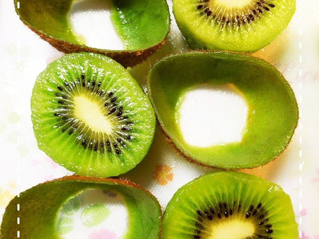 スプーンで簡単 キウイ皮むきのコツ レシピ 作り方 By けいこ317 クックパッド 簡単おいしいみんなのレシピが361万品