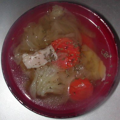 白菜＆玉葱＆ハム＆バジルのコンソメスープの写真