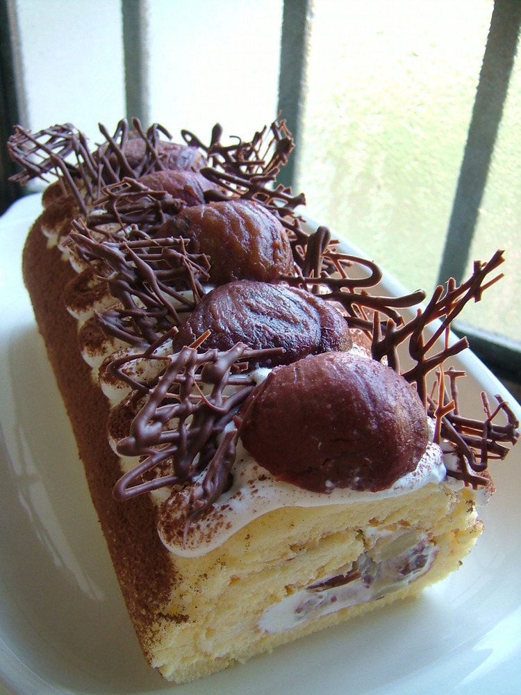 栗の渋皮煮 ロールケーキの画像