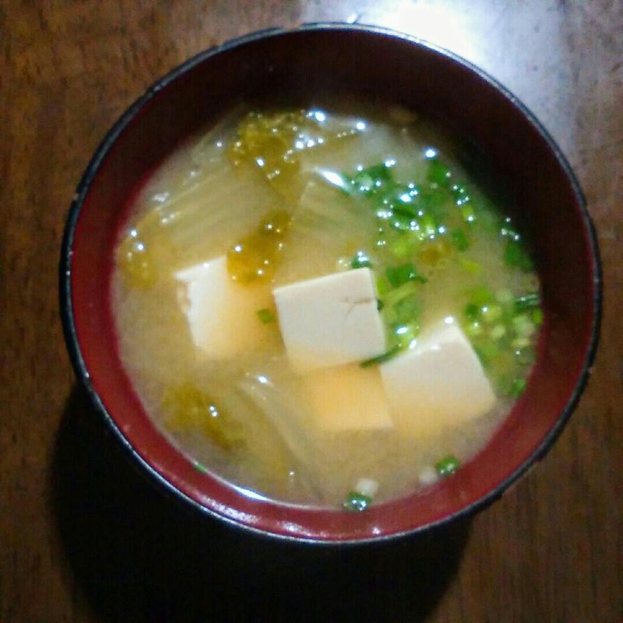 旬な甘味の白菜とお豆腐の味噌汁の画像