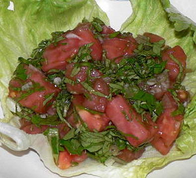 トマトとセロリの葉のバルサミコ風味サラダの写真