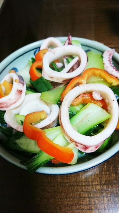 チンゲン菜とイカの炒め物の写真