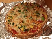 生鮭と野菜のピザの写真