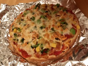 生鮭と野菜のピザ