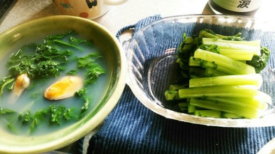 ムール貝のスープと大根菜のおひたしの写真